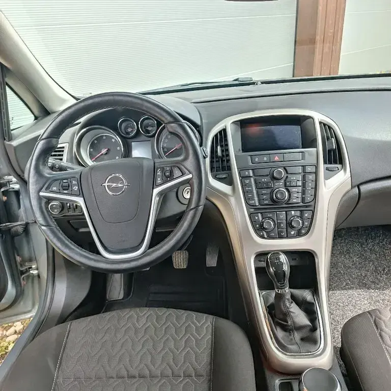 Gebraucht Opel Astra Active 131 PS (96 kW) 2013 Grau Limousine