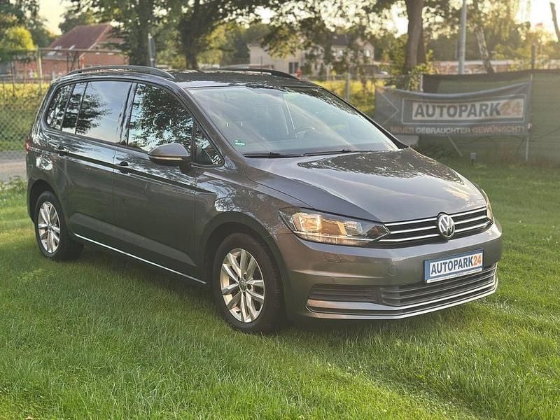 Grau Gebraucht 2017 VW Touran Comfortline Van / Kleinbus | 16.649 € (Guter Preis) - Bild 1/4