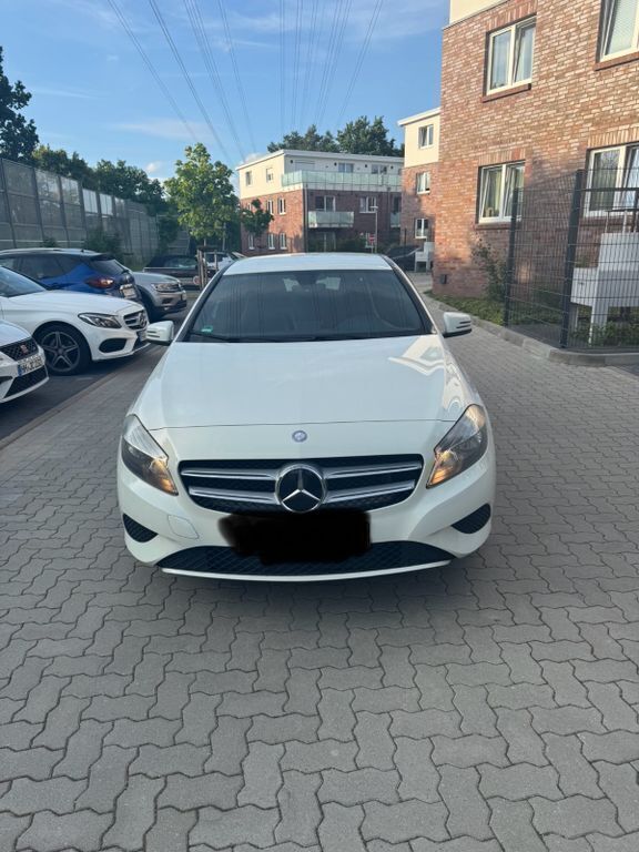 Weiß Gebraucht 2014 Mercedes A180 Edition Limousine | 7.500 € (Superpreis) - Bild 1/4