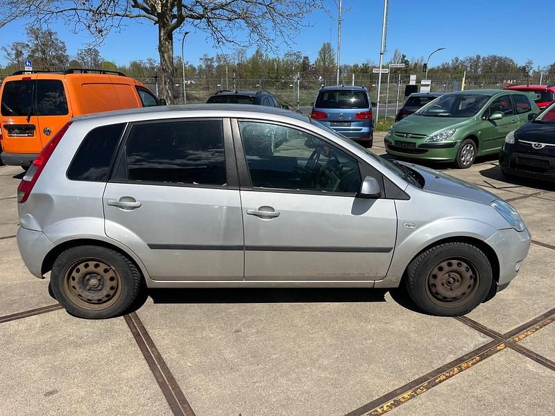 Używany Ford Fiesta 80 KM (58 kW) 2005 Srebrny Hatchback