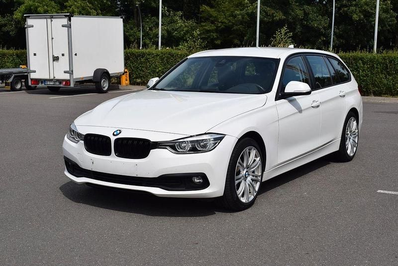 Weiß Gebraucht 2016 BMW 318 M Sport Kombi | 8.199 € (Superpreis) - Bild 1/4