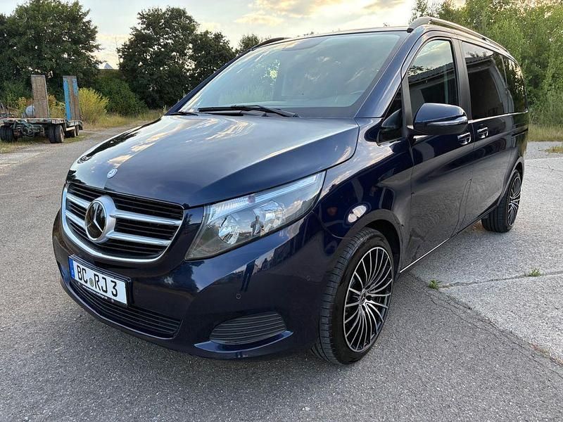Blau Gebraucht 2017 Mercedes V220 Edition Van / Kleinbus | 33.890 € (Superpreis) - Bild 1/4