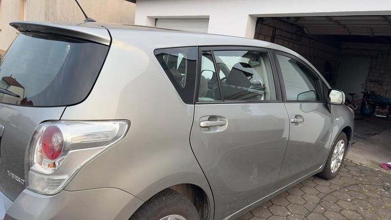 Gebraucht Toyota Verso 132 PS (97 kW) 2011 Grau Van / Kleinbus