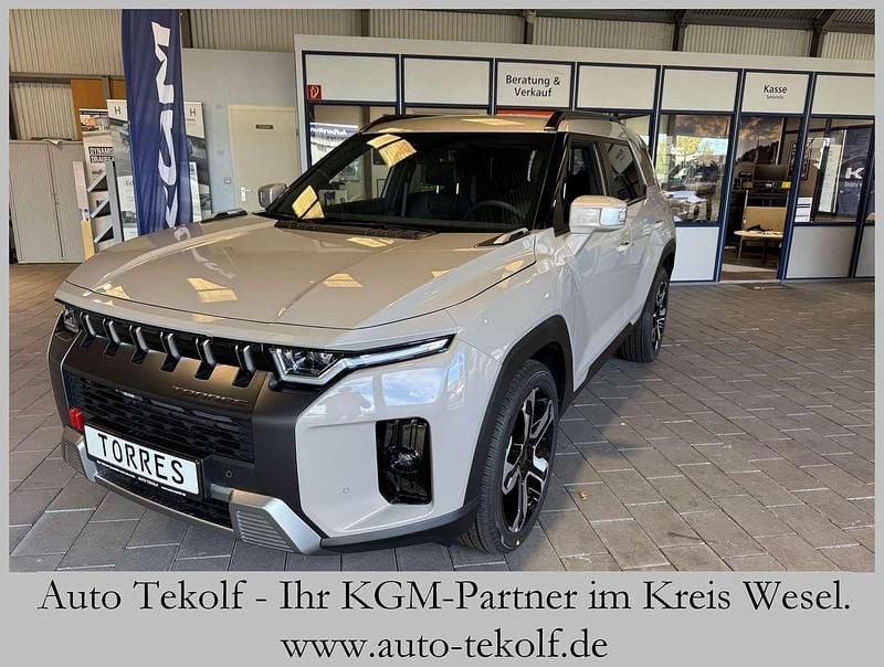 Latte greige metallic Neu 2025 Ssangyong (KGM) Torres SUV | 43.490 € - Bild 1/3