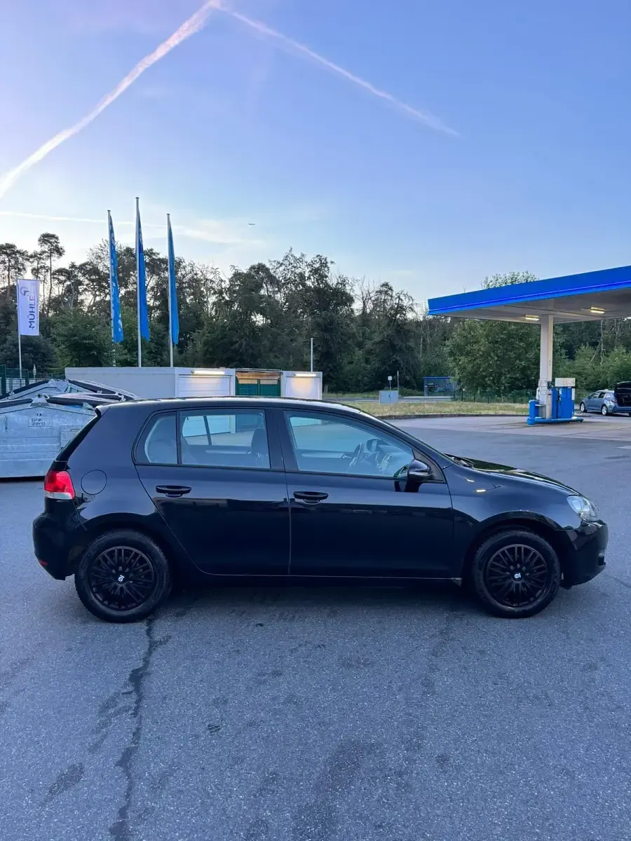 Gebraucht VW Golf VI 105 PS (77 kW) 2010 Schwarz Kleinwagen