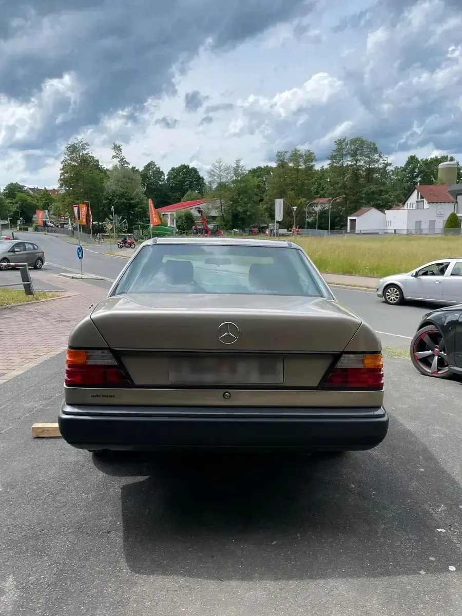 Gebraucht Mercedes E230 132 PS (97 kW) 1985 Kleinwagen
