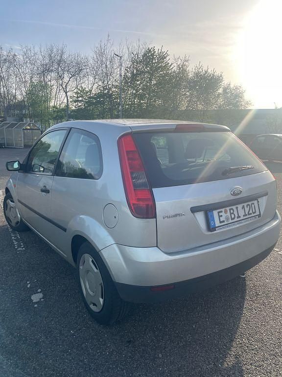 Gebraucht Ford Fiesta 69 PS (50 kW) 2004 Silber Kleinwagen