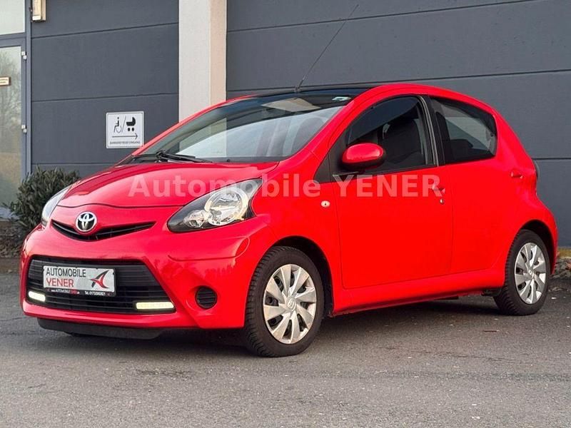 Rot Gebraucht 2014 Toyota Aygo Cool Kleinwagen | 3.499 € (Fairer Preis) - Bild 1/4