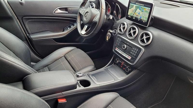Gebraucht Mercedes A180 Urban 122 PS (89 kW) 2015 Weiß Limousine