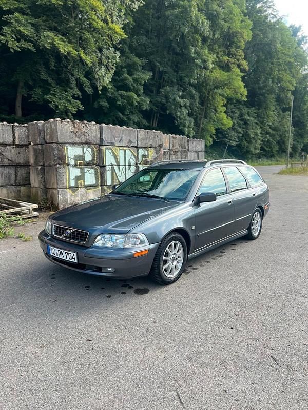 Grau Gebraucht 2004 Volvo V40 Kombi | 1.900 € - Bild 1/4