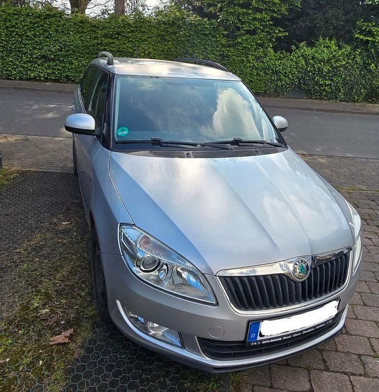 Silber Gebraucht 2012 Skoda Fabia Family Kombi | 4.500 € (Guter Preis) - Bild 1/4