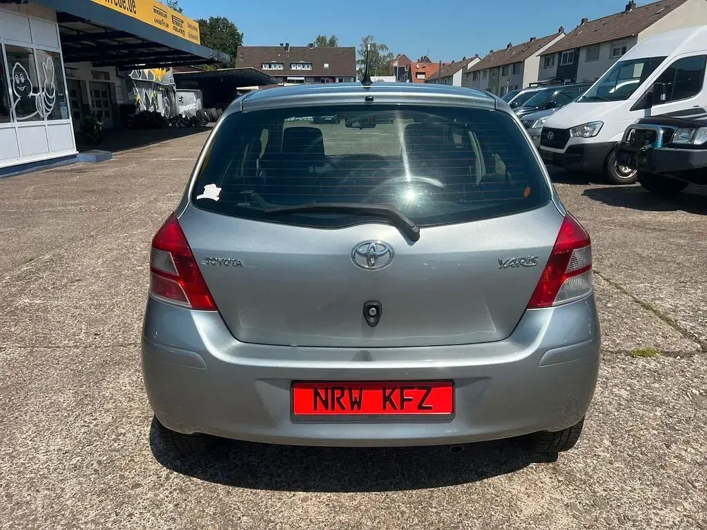 Gebraucht Toyota Yaris 99 PS (72 kW) 2011 Grau Kleinwagen