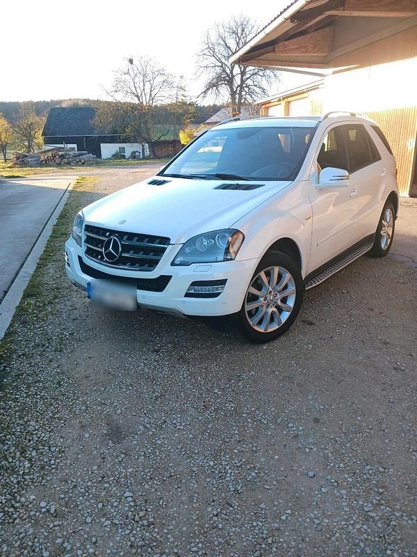 Weiß Gebraucht 2011 Mercedes ML350 SUV | 13.500 € (Fairer Preis) - Bild 1/4