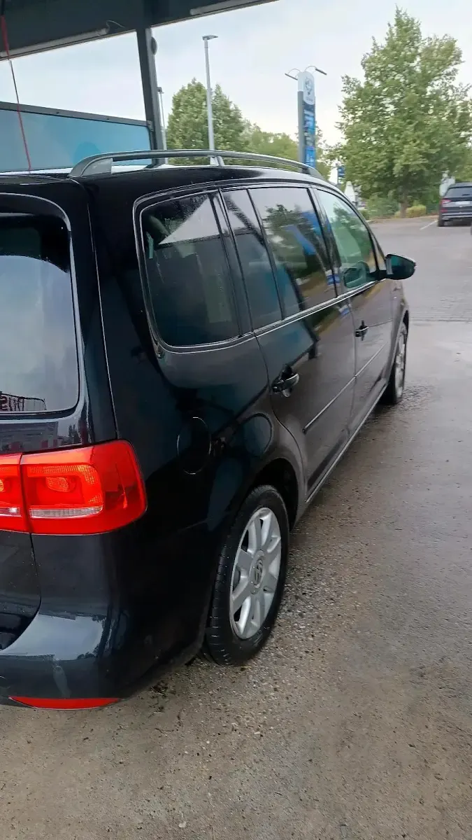 Gebraucht VW Touran Cup 105 PS (77 kW) 2015 Schwarz Van / Kleinbus