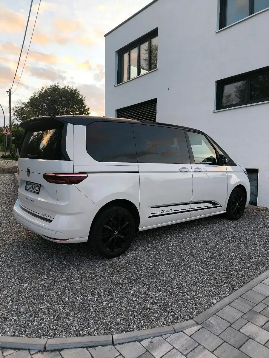 Gebraucht VW Multivan Edition 136 PS (100 kW) 2023 Weiß Van / Kleinbus