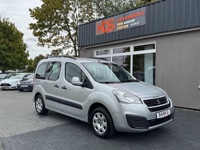 Silber Gebraucht 2016 Peugeot Partner Tepee Active Van / Kleinbus | 7.990 € (Fairer Preis) - Bild 1/4