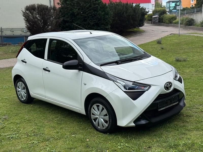 Weiß Gebraucht 2020 Toyota Aygo X-play Kleinwagen | 5.599 € (Superpreis) - Bild 1/4