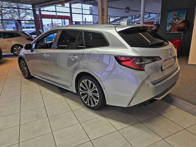 Gebraucht Toyota Corolla Team 152 PS (111 kW) 2022 Shimmering silver Kombi
