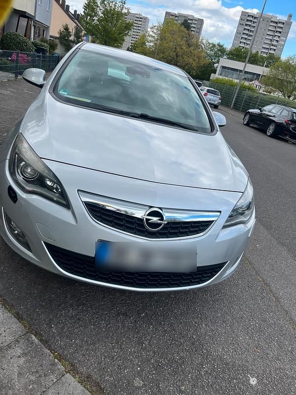 Gebraucht Opel Astra 140 PS (102 kW) 2011 Silber Limousine