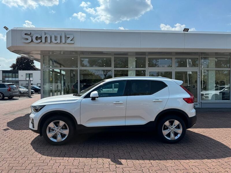 Weiß Gebraucht 2024 Volvo XC40 Core SUV | 35.850 € (Fairer Preis) - Bild 1/4