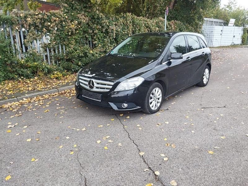 Schwarz Gebraucht 2014 Mercedes B180 Van / Kleinbus | 9.600 € (Superpreis) - Bild 1/4