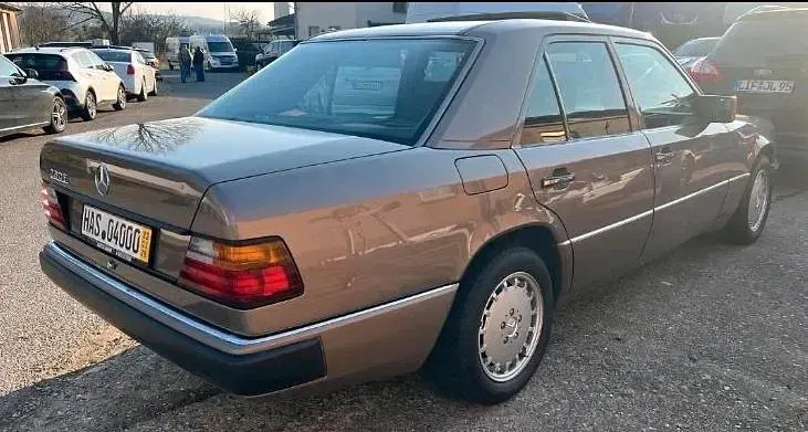 Gebraucht Mercedes E230 132 PS (97 kW) 1994 Braun Limousine