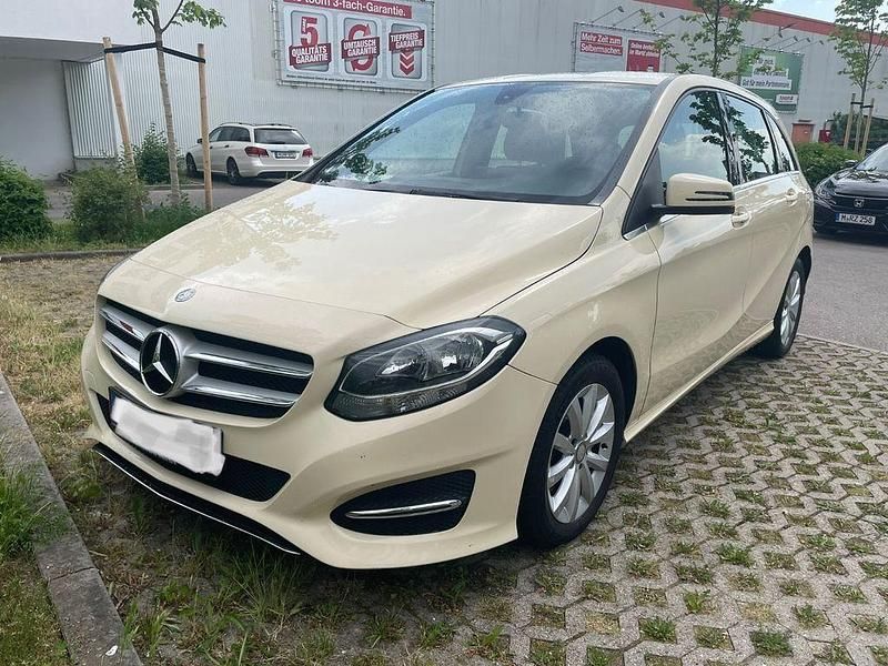 Gelb Gebraucht 2017 Mercedes B180 Van / Kleinbus | 6.999 € (Etwas zu teuer) - Bild 1/4