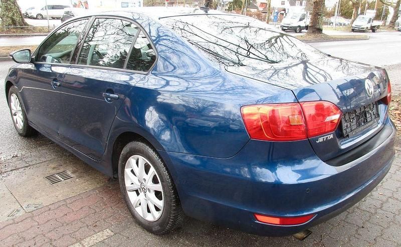 Gebraucht VW Jetta Comfortline 105 PS (77 kW) 2011 Blau Limousine
