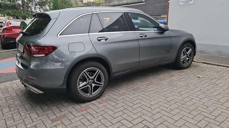 Grau Gebraucht 2021 Mercedes GLC220 AMG line SUV | 37.000 € (Fairer Preis) - Bild 1/4