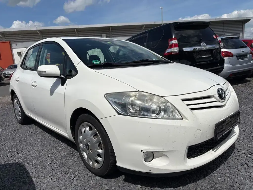 Gebraucht Toyota Auris Edition 90 PS (66 kW) 2011 Weiß Kleinwagen