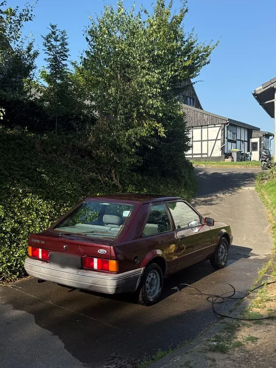 Gebraucht Ford Escort 73 PS (53 kW) 1990 Rot Kleinwagen