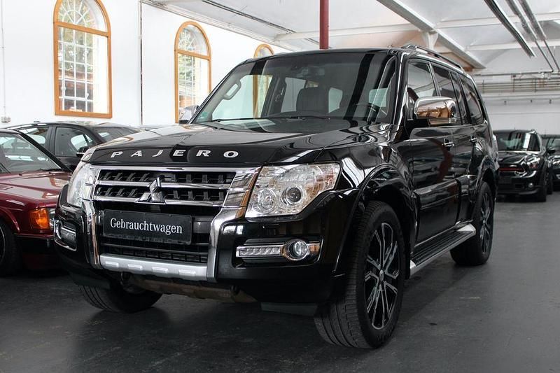 Schwarz Gebraucht 2017 Mitsubishi Pajero Top SUV | 26.990 € (Teuer) - Bild 1/4