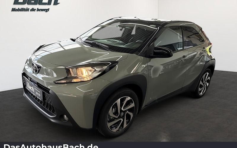 Grün Neu 2025 Toyota Aygo Kleinwagen | 19.990 € - Bild 1/4