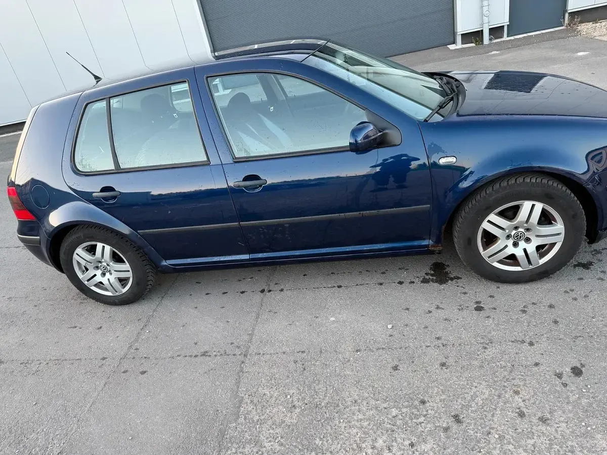 Gebraucht VW Golf IV 75 PS (55 kW) 2002 Blau Kleinwagen