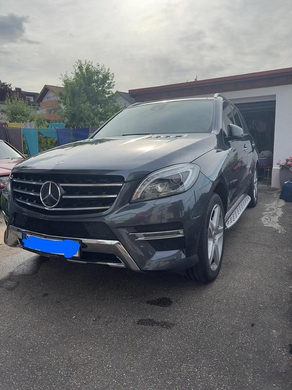 Grau Gebraucht 2013 Mercedes 350 AMG SUV | 25.000 € - Bild 1/4