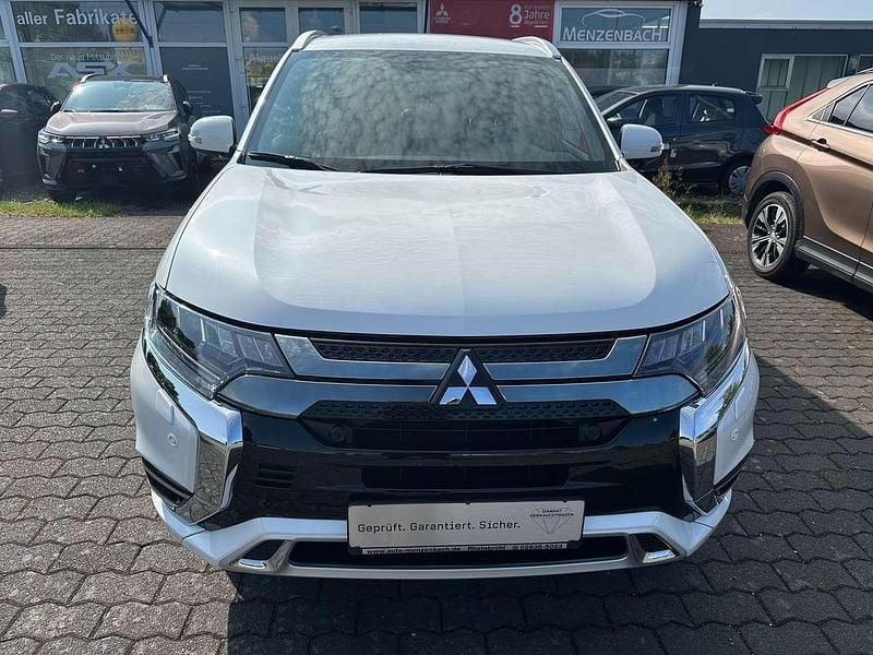 Perlmuttweiss (p) Gebraucht 2021 Mitsubishi Outlander P-HEV Plus SUV | 25.990 € (Fairer Preis) - Bild 1/4