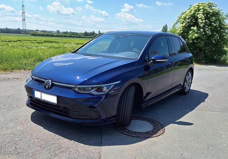 Blau Gebraucht 2023 VW Golf VIII R-line Limousine | 30.900 € (Superpreis) - Bild 1/4