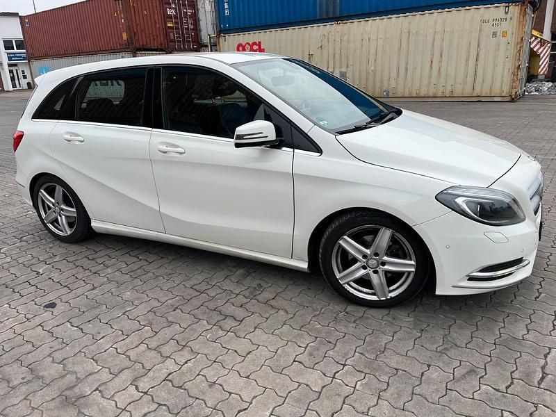 Gebraucht Mercedes B180 122 PS (89 kW) 2014 Weiß Van / Kleinbus