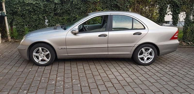 Grau Gebraucht 2003 Mercedes C240 Classic Limousine | 3.200 € (Etwas zu teuer) - Bild 1/4