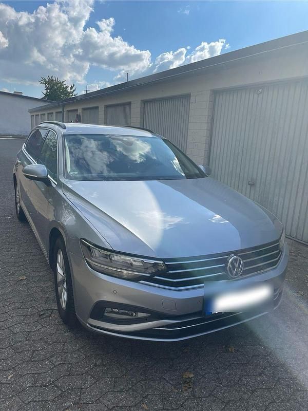 Grau Gebraucht 2019 VW Passat Comfortline Kombi | 17.499 € (Superpreis) - Bild 1/4