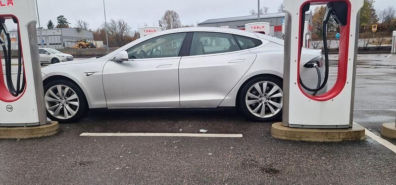 Usata Tesla Model S 269 kW (367 CV) 2013 Argento Utilitaria