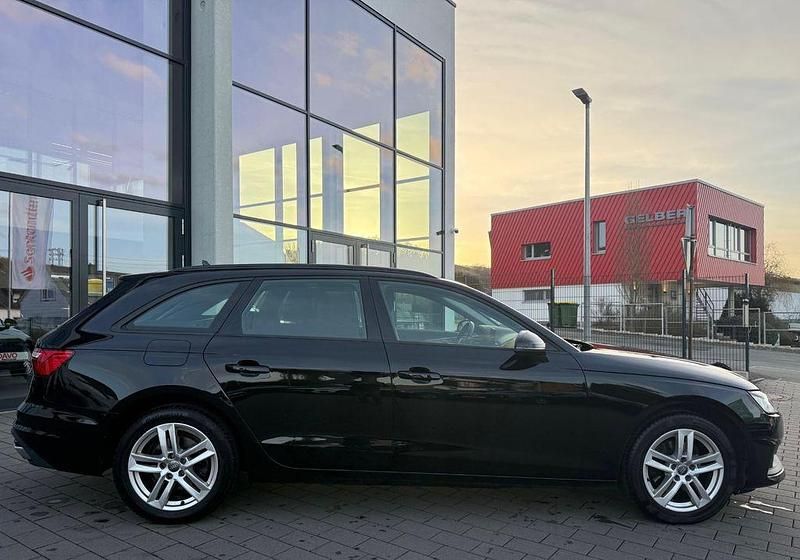 Gebraucht Audi A4 Basis 136 PS (100 kW) 2022 Schwarz Kombi