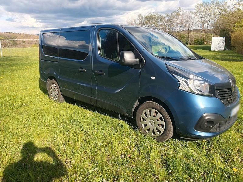 Second-hand Renault Trafic 130 CP (95 kW) 2017 Albastru Monovolum