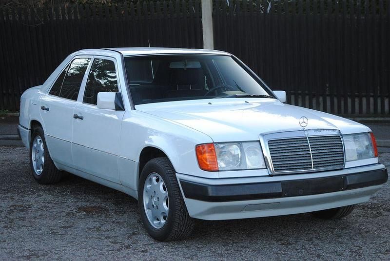 Gebraucht Mercedes 200 118 PS (86 kW) 1992 Weiß Limousine