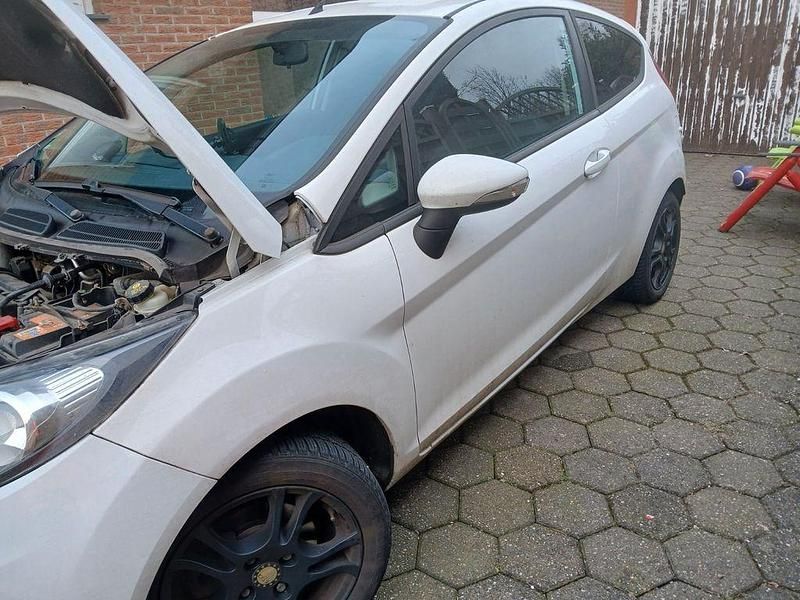 Gebraucht Ford Fiesta Champions Edition 60 PS (44 kW) 2012 Weiß Limousine