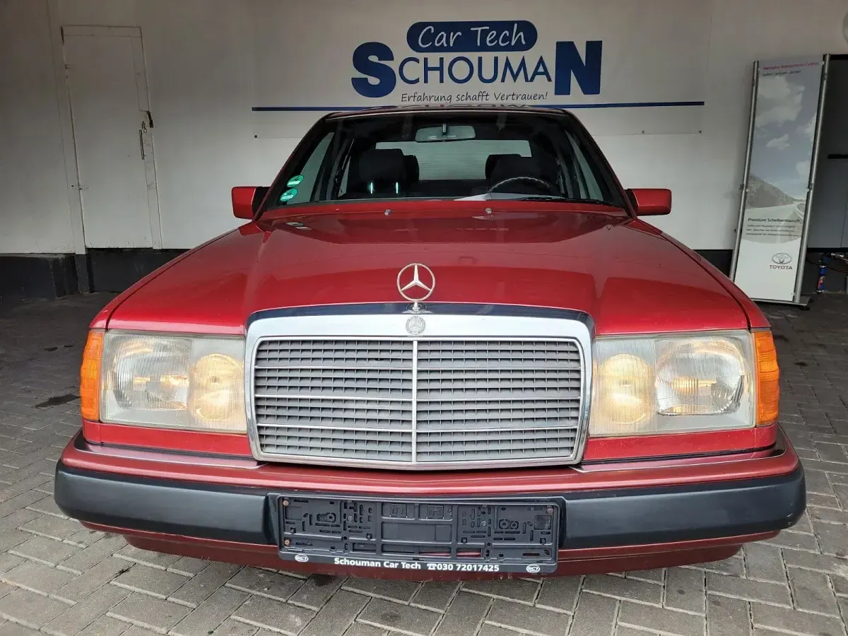 Gebraucht Mercedes E260 160 PS (117 kW) 1990 Rot Limousine