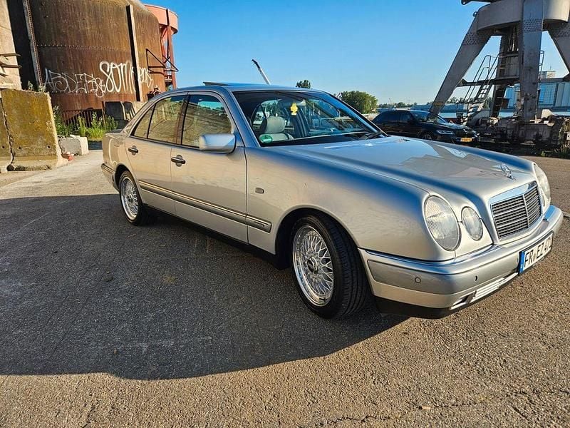 Gebraucht Mercedes 240 170 PS (125 kW) 1997 Silber Limousine