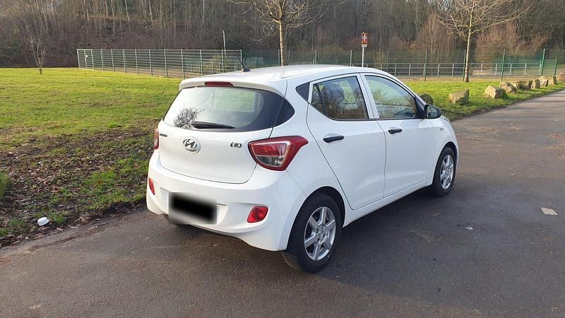 Gebraucht Hyundai i10 67 PS (49 kW) 2016 Weiß Kleinwagen