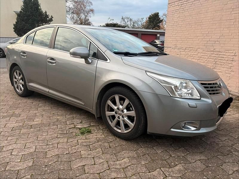 Grau Gebraucht 2009 Toyota Avensis Limousine | 5.900 € - Bild 1/4