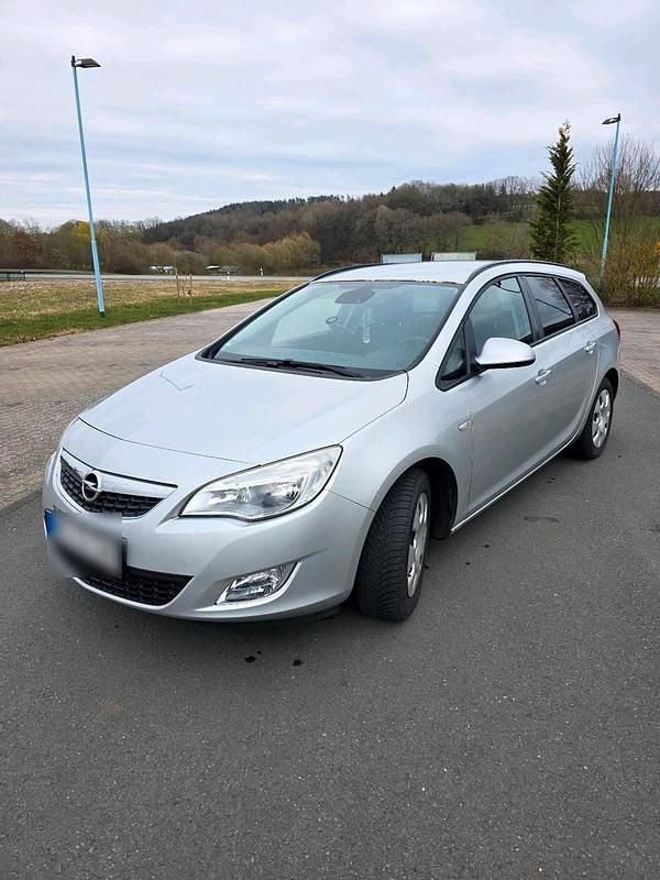 Gebraucht Opel Astra 140 PS (102 kW) 2011 Silber Kombi
